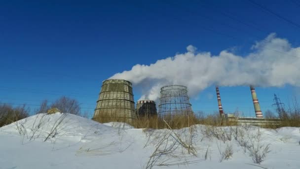 Якісна відеотермінальна труба НПЗ на фоні яскравого блакитного неба. таймлапс — стокове відео