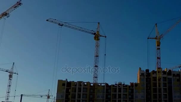 Fotografía panorámica, la construcción de un edificio residencial grúas torre, empresa de construcción de poleas. lapso de tiempo — Vídeos de Stock