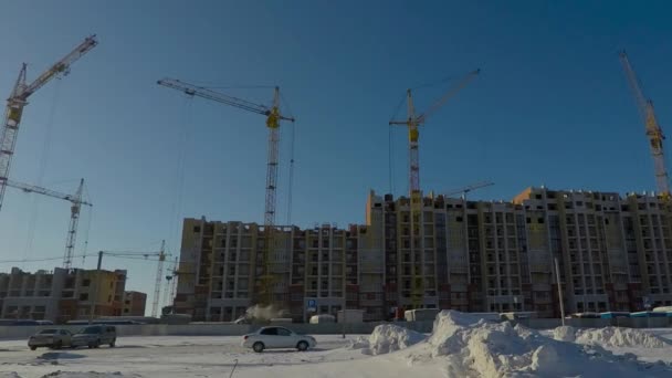 Fotografia panoramica, la costruzione di un edificio residenziale gru a torre, Pulley società di costruzione. timelapse — Video Stock