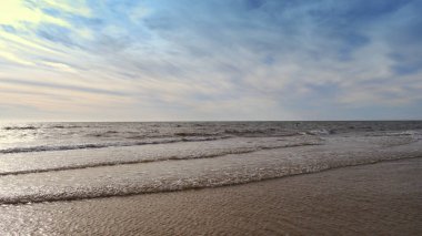 Pasifik Okyanusu Avustralya'daki Adelaide yakınındaki plajda kum üzerinde çökmesini dalgalar