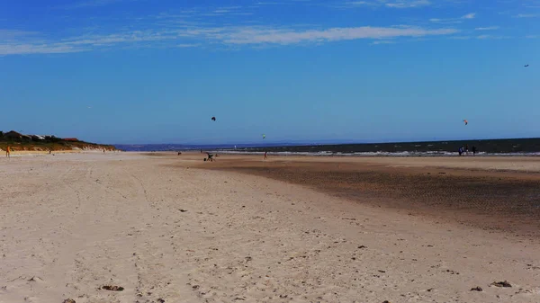 Hullámok összeomlik a homok a tengerparton, Csendes-óceán közelében Adelaide Ausztráliában — Stock Fotó