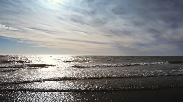 Ondas batendo na areia na praia Oceano Pacífico na Austrália perto de Adelaide — Fotografia de Stock