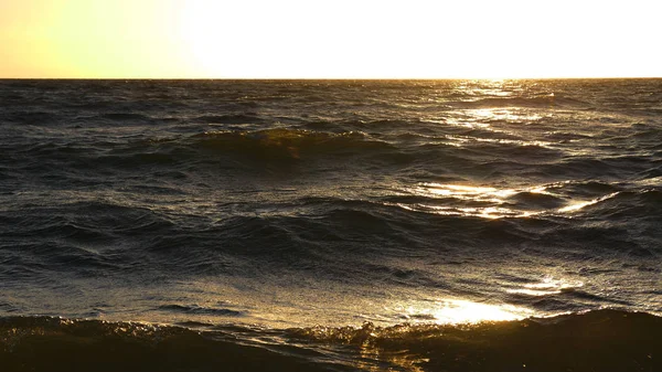 Surpreendentemente belas ondas do Oceano Pacífico ao largo da costa da Austrália do Sul ao pôr do sol. Janeiro de 2017 — Fotografia de Stock
