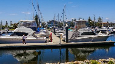 Marina Bay Pasifik Okyanusu pahalı yatlar için. Avustralya Adelaide 2017