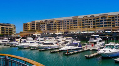 Marina Bay Pasifik Okyanusu pahalı yatlar için. Avustralya Adelaide 2017