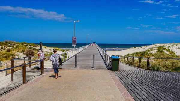 Mensen keren terug naar het zonnige strand van de Stille Oceaan. Adelaide South Australia 2017 — Stockfoto