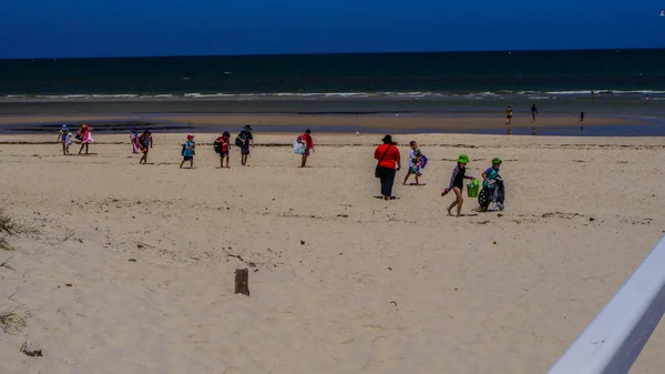 Ανθρώπους να χαλαρώσουν από την ηλιόλουστη παραλία του Ειρηνικού ωκεανού. Αδελαΐδα της Νότιας Αυστραλίας 2017 — Φωτογραφία Αρχείου