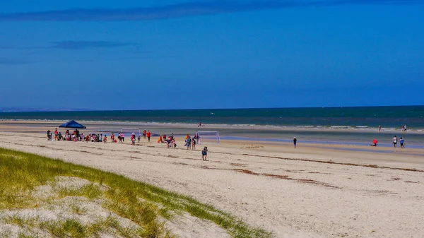 Les gens se détendent sur la plage ensoleillée de l'océan Pacifique. Adélaïde Australie du Sud 2017 — Photo