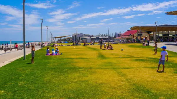Parco giochi sull'erba, vicino alla spiaggia del Pacifico in Australia. Adelaide 2017 — Foto Stock