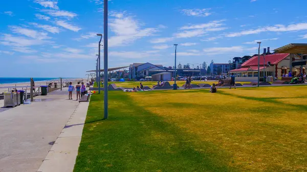 Spielplatz auf dem Rasen, in der Nähe des Pazifikstrandes in Australien. Das Jahr 2017 — Stockfoto