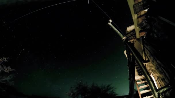 Taymlaps winter nachtelijke hemel in de Siberische-dorp — Stockvideo