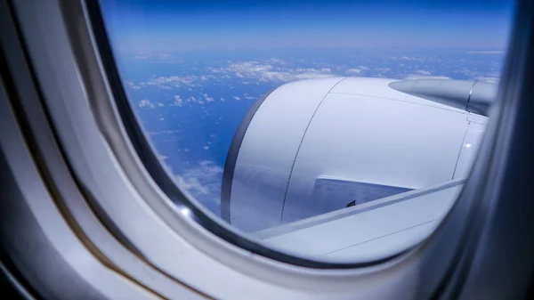 Vista da janela de uma aeronave de passageiros com o espaço de passageiros em altitudes elevadas — Fotografia de Stock