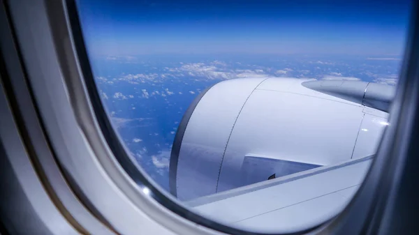 高高度で乗客スペースと旅客機の窓からの眺め — ストック写真