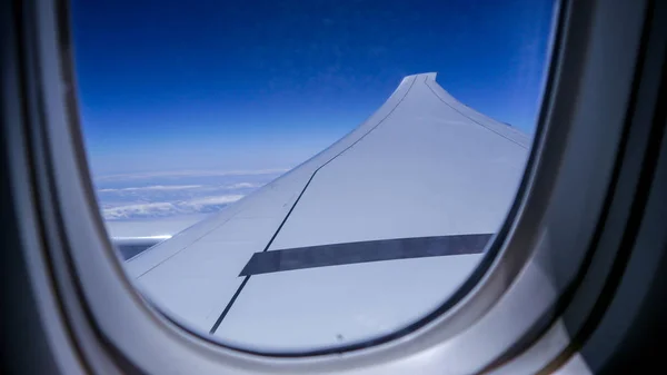 Vista desde la ventana de una aeronave de pasajeros con el espacio de pasajeros a grandes altitudes — Foto de Stock
