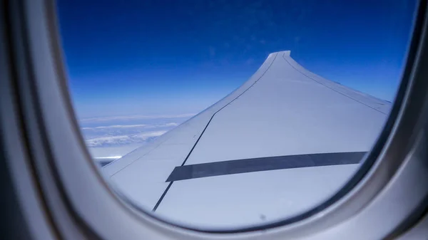 Vista da janela de uma aeronave de passageiros com o espaço de passageiros em altitudes elevadas — Fotografia de Stock
