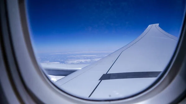 Vista da janela de uma aeronave de passageiros com o espaço de passageiros em altitudes elevadas — Fotografia de Stock