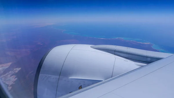 Vista da janela de uma aeronave de passageiros com o espaço de passageiros em altitudes elevadas — Fotografia de Stock