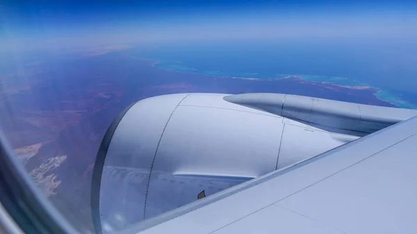 Vista da janela de uma aeronave de passageiros com o espaço de passageiros em altitudes elevadas — Fotografia de Stock