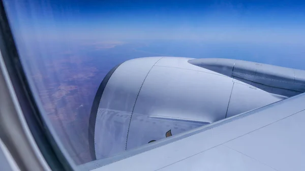 Vista da janela de uma aeronave de passageiros com o espaço de passageiros em altitudes elevadas — Fotografia de Stock