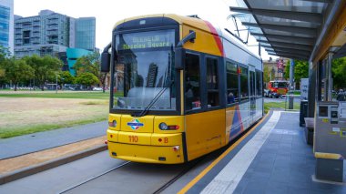 Adelaide, Güney Avustralya Ocak 2017 yılında caddelerde sarı tramvay
