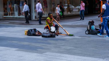 Sokak çalgıcısı nda sokak Adelaide Güney Avustralya Ocak 2017 yılında gerçekleştirir.