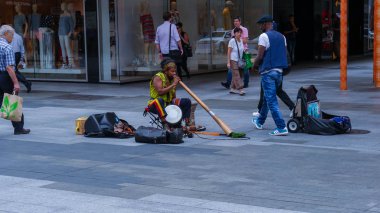 Sokak çalgıcısı nda sokak Adelaide Güney Avustralya Ocak 2017 yılında gerçekleştirir.