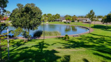 Park Adelaide Ocak 2017 yılında Avustralya'da Güney kanal kıyısında güzel ağaçlar ile. Duvar resmi