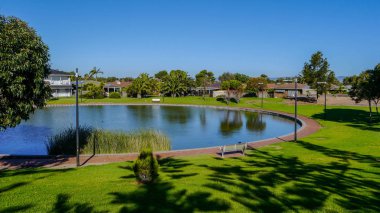 Park Adelaide Ocak 2017 yılında Avustralya'da Güney kanal kıyısında güzel ağaçlar ile. Duvar resmi