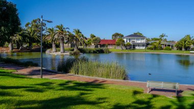 Park Adelaide Ocak 2017 yılında Avustralya'da Güney kanal kıyısında güzel ağaçlar ile. Duvar resmi