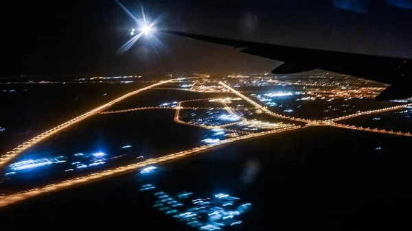 Avião voando do jato de passageiros acima do semáforo em uso expresso das maneiras como o fundo do transporte — Fotografia de Stock