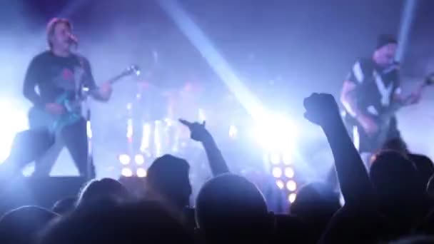 Συναυλία του δημοφιλούς ροκ συγκροτήματος πάρκο Γκόρκι στην αίθουσα συναυλιών της Μόσχας 2015 — Αρχείο Βίντεο