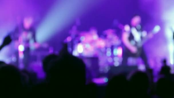 Το αγριεμένο πλήθος θεατών μανιωδώς επικροτεί το δημοφιλές ροκ συγκρότημα performing επί σκηνής — Αρχείο Βίντεο