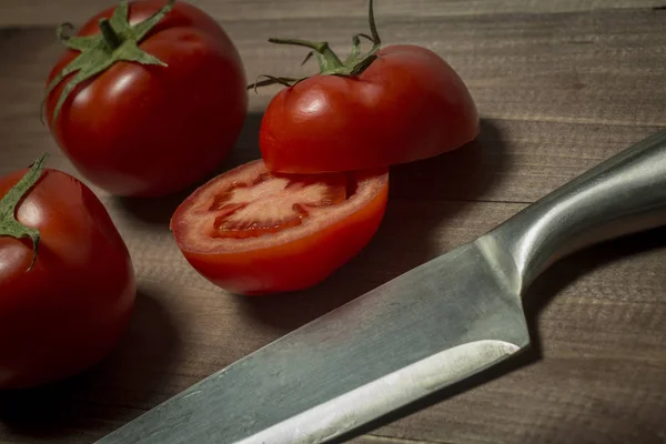 Mutfak bıçak ve domates tahtaya kesme — Stok fotoğraf