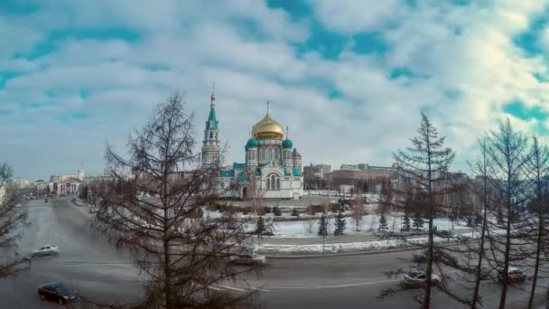 Stadtlandschaft, in deren Zentrum eine orthodoxe Kirche steht, die Bewegung von Autos und Menschen. Wolken am blauen Himmel. Zeitraffer — Stockvideo