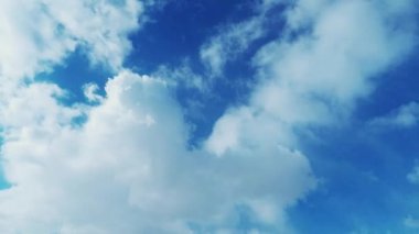 Beyaz cumulus bulutları, hızlandırılmış