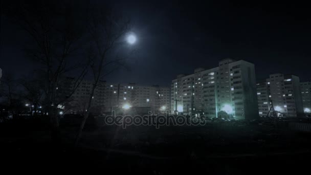 Chronologie nocturne dans la ville, vue de la fenêtre, grande lune — Video