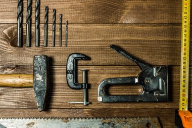 Ahşap bir masa üzerinde el araçlar kümesi