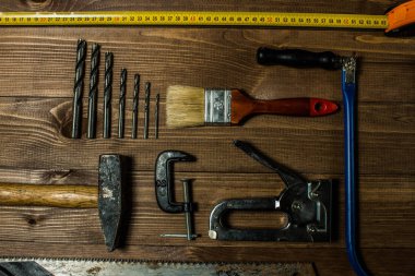 Ahşap bir masa üzerinde el araçlar kümesi