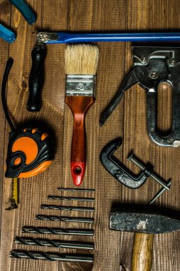 Ahşap bir masa üzerinde el araçlar kümesi