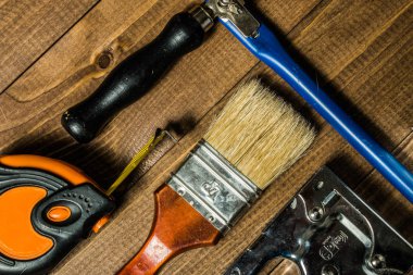 Ahşap bir masa üzerinde el araçlar kümesi