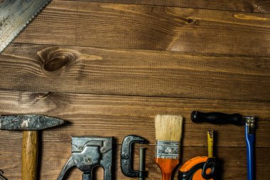 Ahşap bir masa üzerinde el araçlar kümesi
