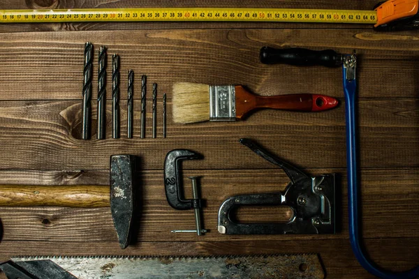 Ahşap bir masa üzerinde el araçlar kümesi