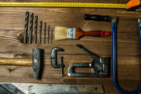 Uppsättning handverktyg på ett träbord — Stockfoto
