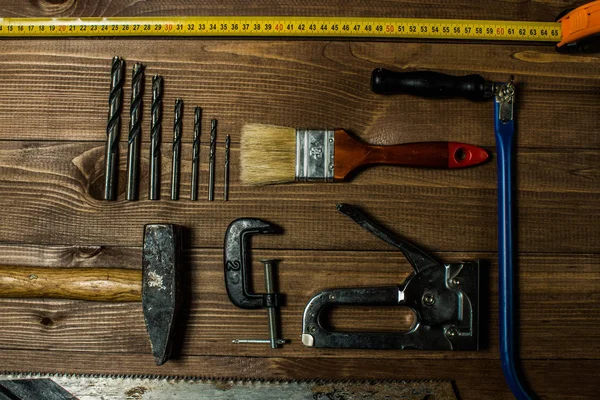 Ahşap bir masa üzerinde el araçlar kümesi