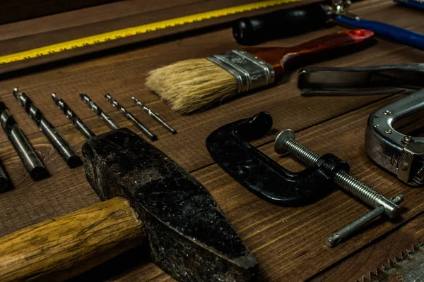 Ahşap bir masa üzerinde el araçlar kümesi