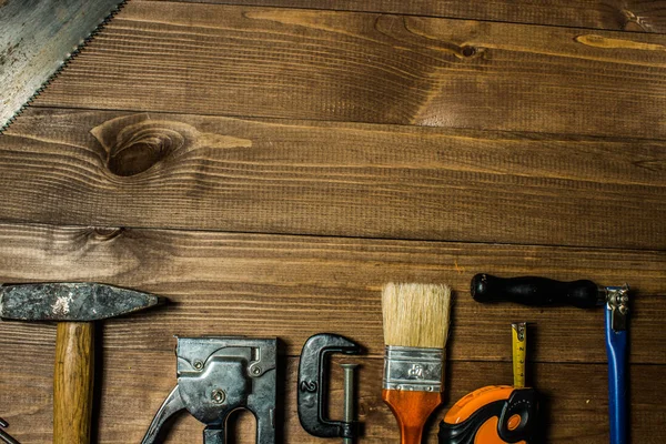 Ahşap bir masa üzerinde el araçlar kümesi