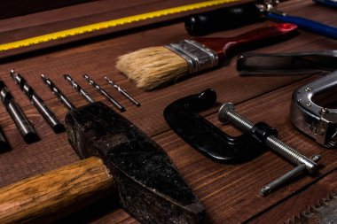 Ahşap bir masa üzerinde el araçlar kümesi