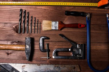 Ahşap bir masa üzerinde el araçlar kümesi