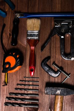 Ahşap bir masa üzerinde el araçlar kümesi