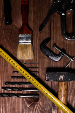 Ahşap bir masa üzerinde el araçlar kümesi